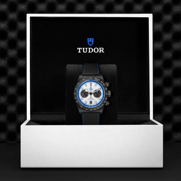 TUDOR Black Bay Chrono Boîtier en carbone noir 42 mm Cadran blanc Bracelet hybride en cuir et caoutchouc avec motif pneus – Image 2