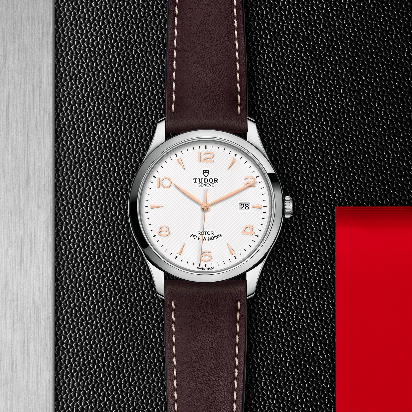 TUDOR 1926 Boîtier en acier 41 mm Bracelet en cuir brun Cadran blanc – Image 4