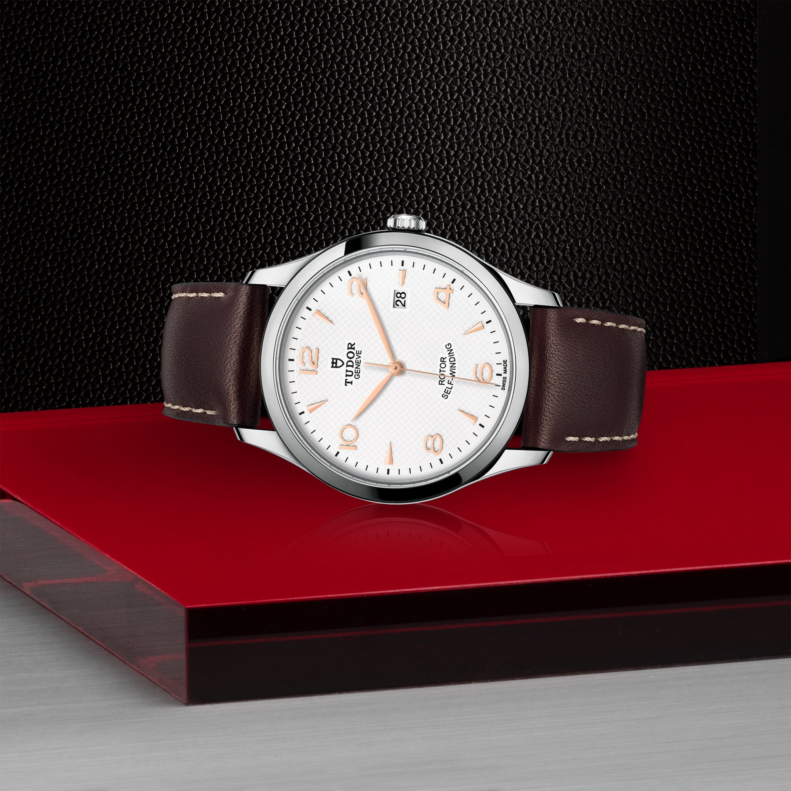 TUDOR 1926 Boîtier en acier 41 mm Bracelet en cuir brun Cadran blanc – Image 3