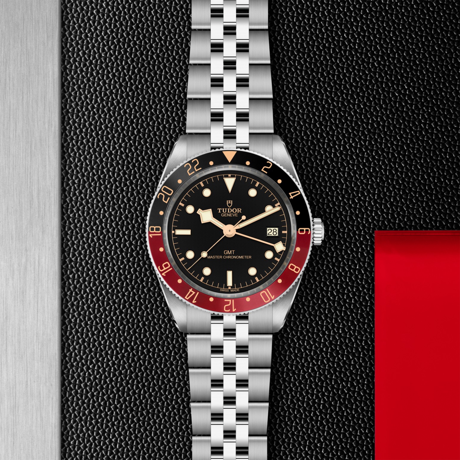 TUDOR Black Bay 58 GMT Boîtier en acier 39 mm Bracelet en acier à cinq mailles Cadran Noir Lunette noir et bordeaux – Image 4