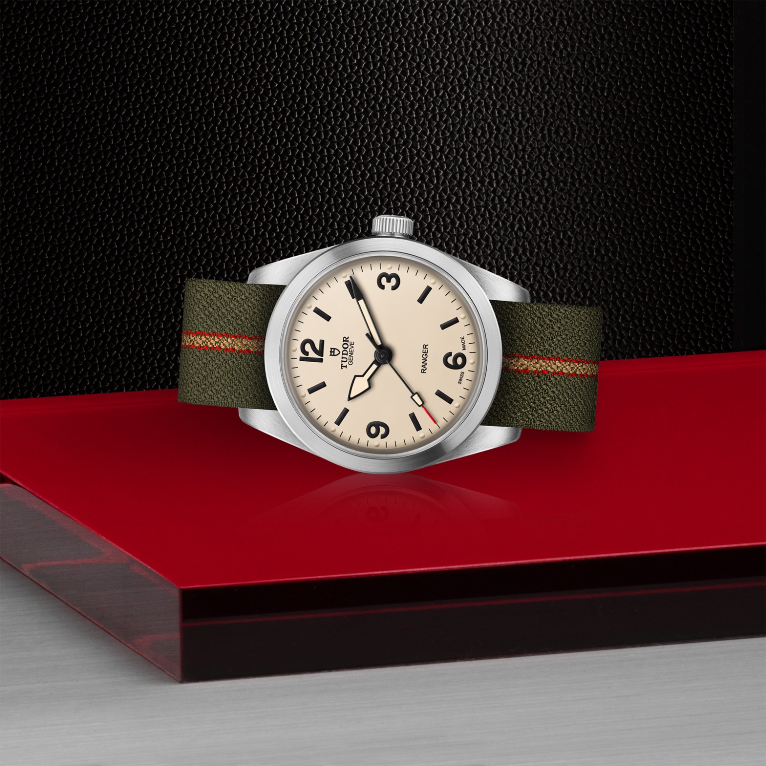 TUDOR Ranger Boîtier en acier 36 mm Bracelet en tissu vert Cadran bombé beige – Image 3